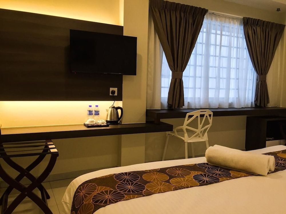 Louis Hotel Deluxe King Room 4