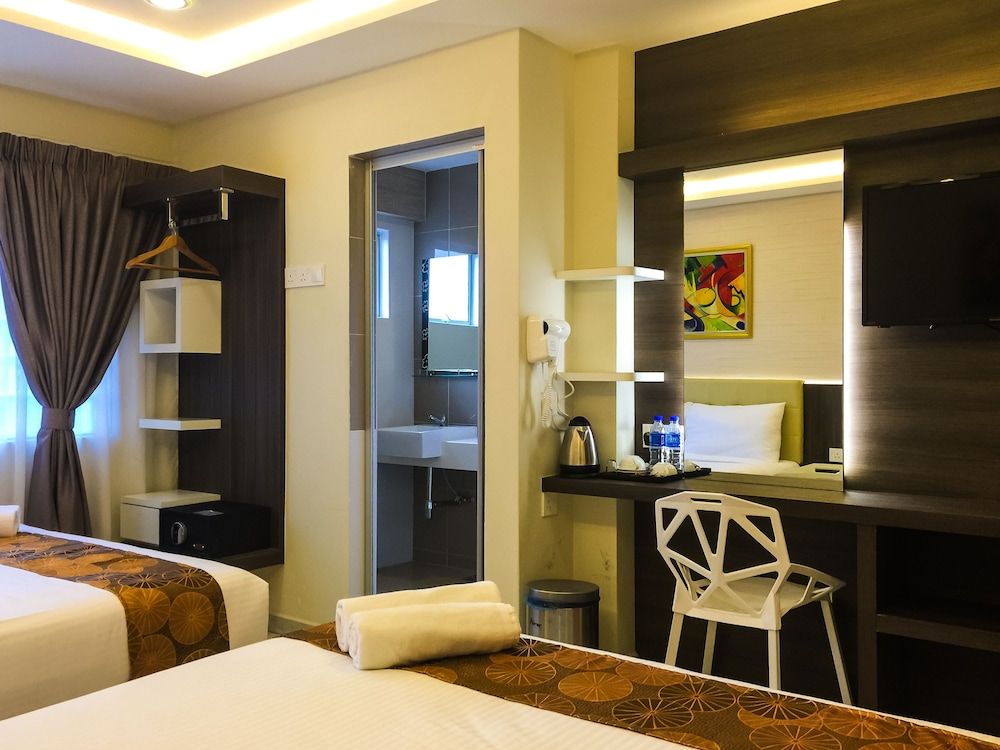 Louis Hotel Deluxe Quadruple Room 7