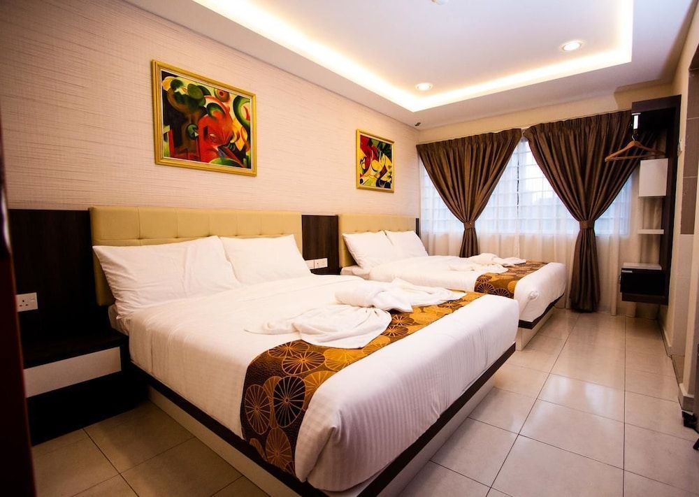 Louis Hotel Deluxe Quadruple Room 4