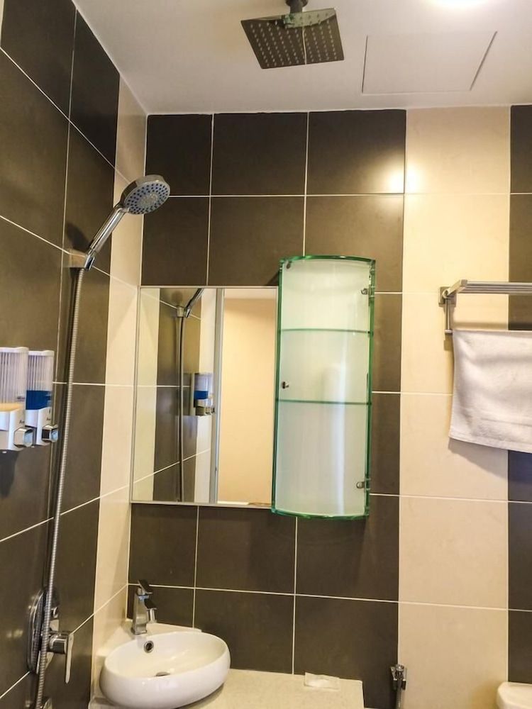 Louis Hotel Deluxe King Room 6