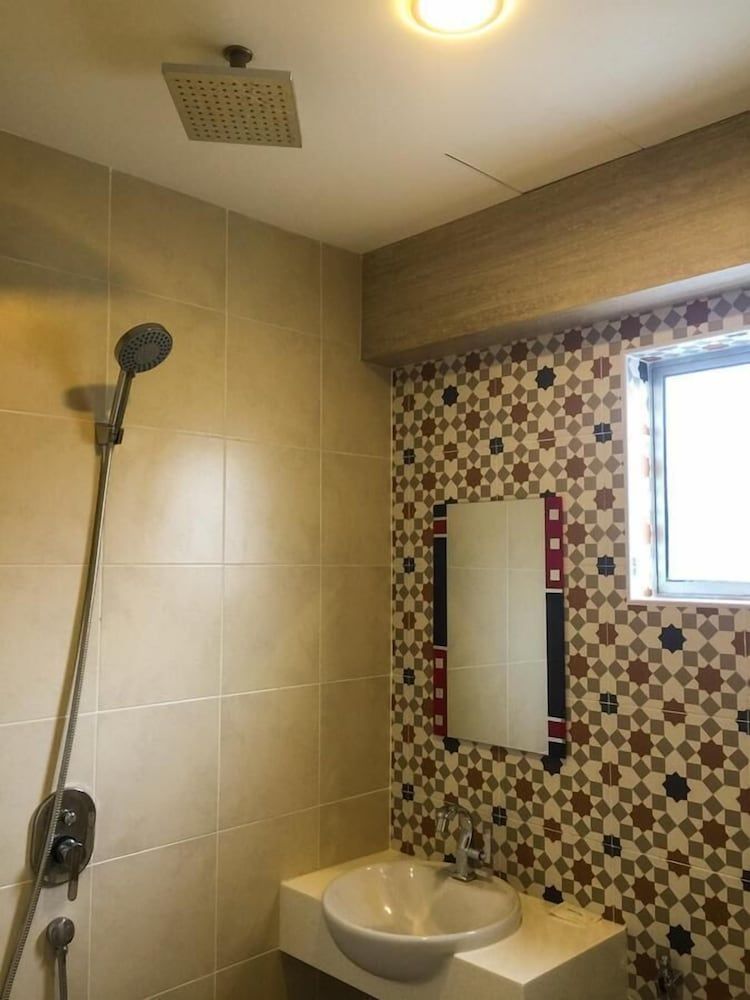 Louis Hotel Deluxe King Room 7