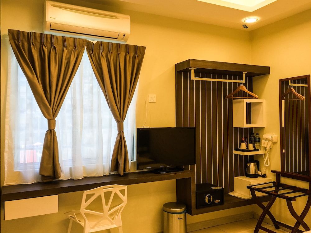 Louis Hotel Deluxe King Room 9