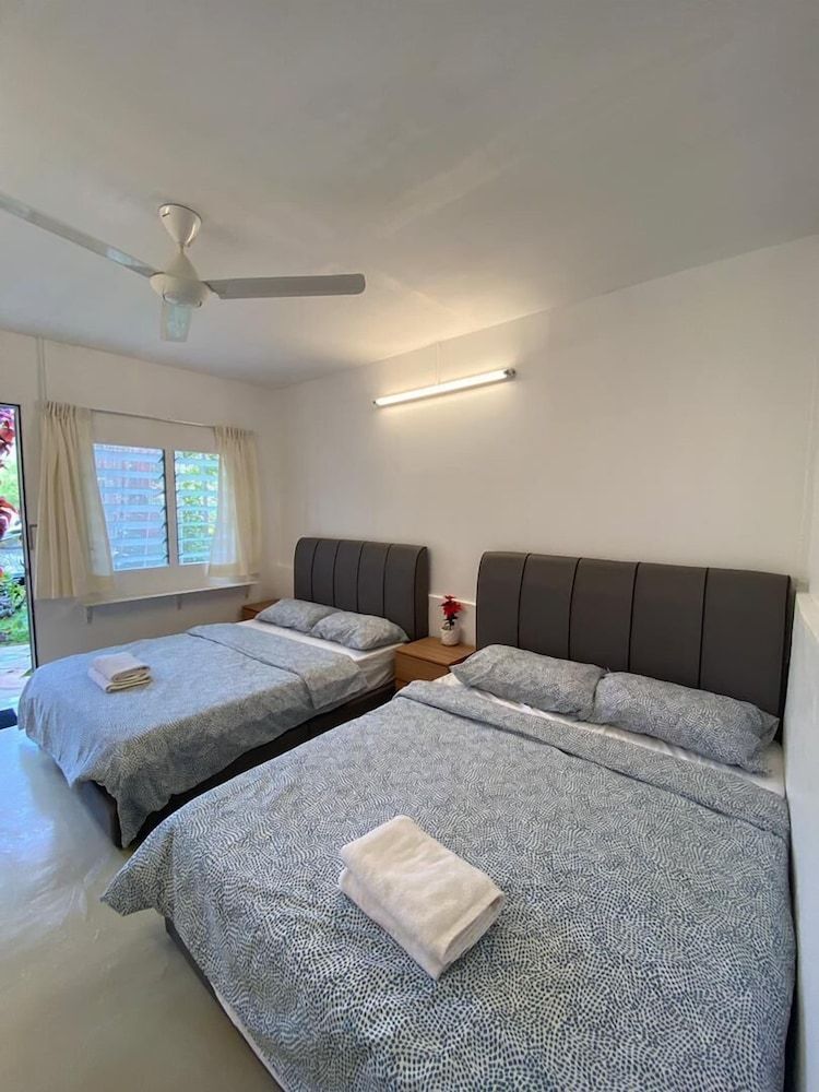 Family Room, 2 Queen Beds, Shared Bathroom