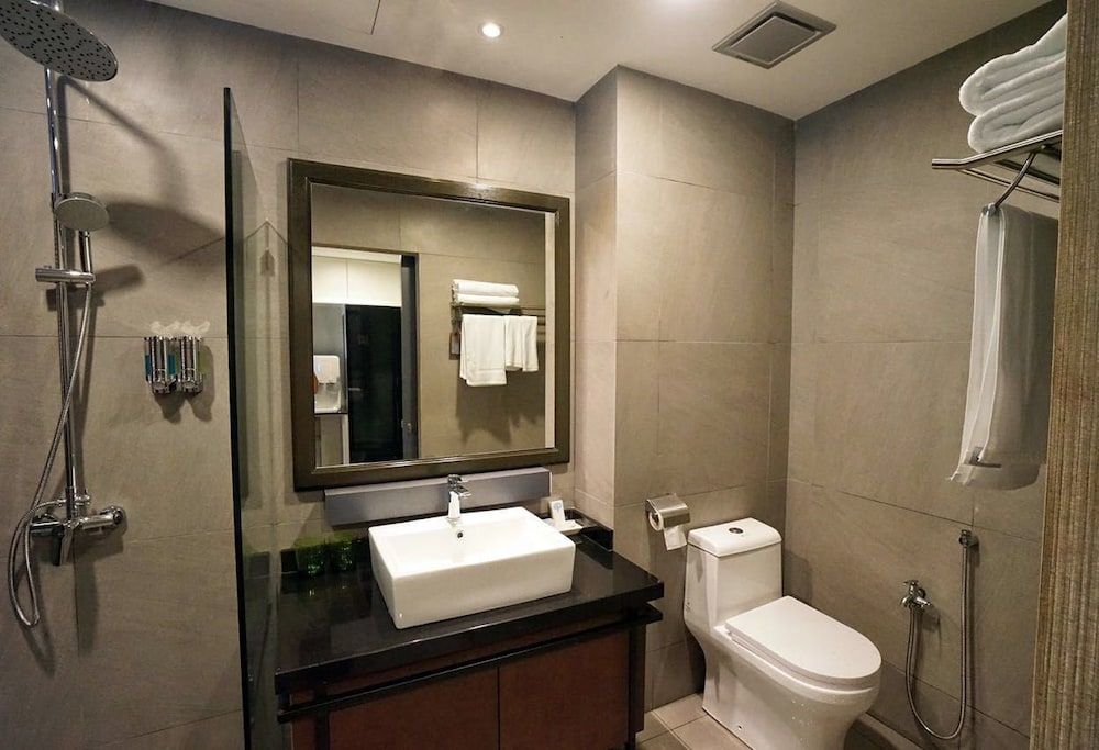 Bedrock Hotel Deluxe Room 6