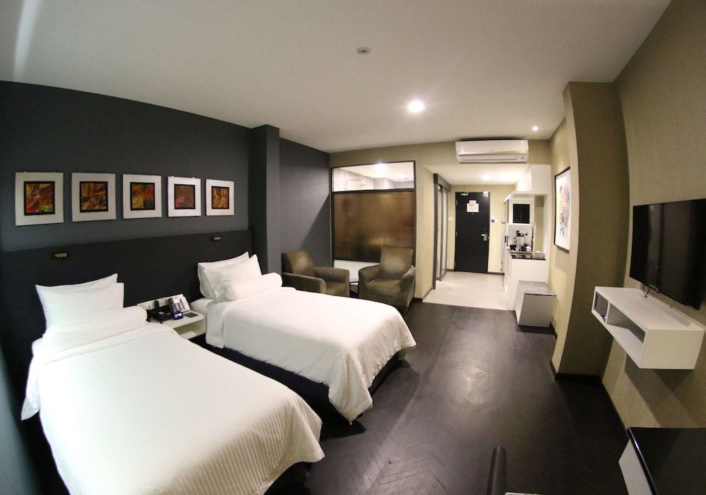 Bedrock Hotel Deluxe Room 2