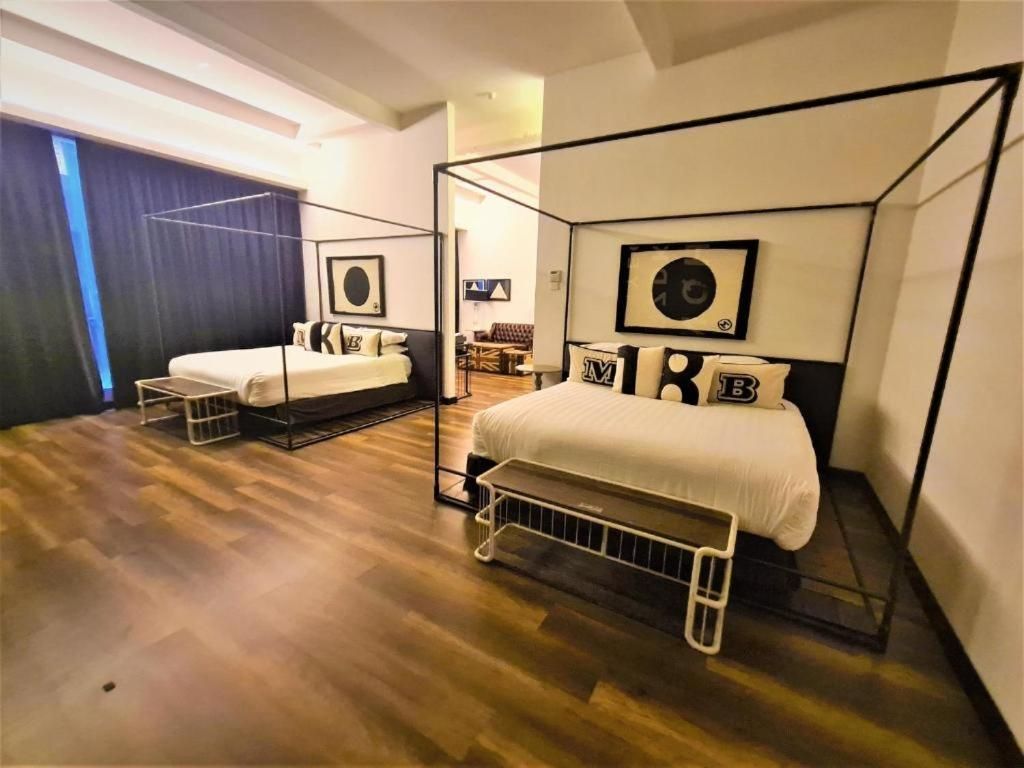 undefined M Boutique Station 18 7