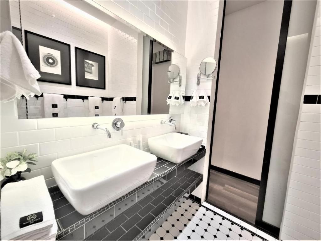 undefined M Boutique Station 18 9