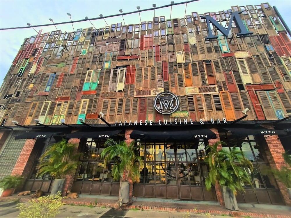 undefined M Boutique Station 18 10