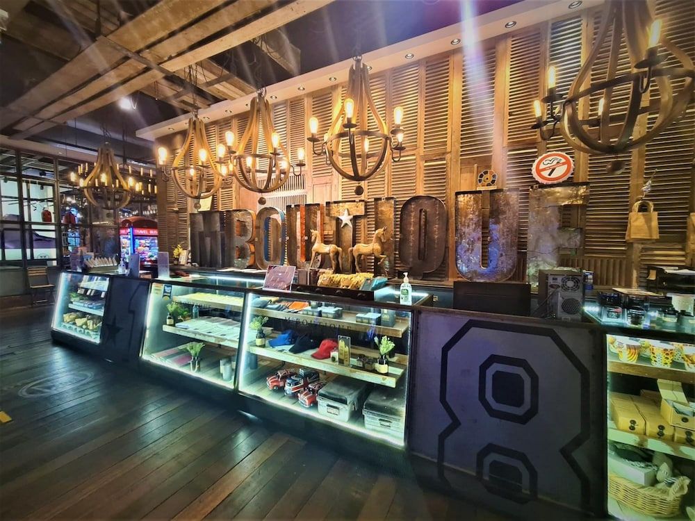 undefined M Boutique Station 18 8