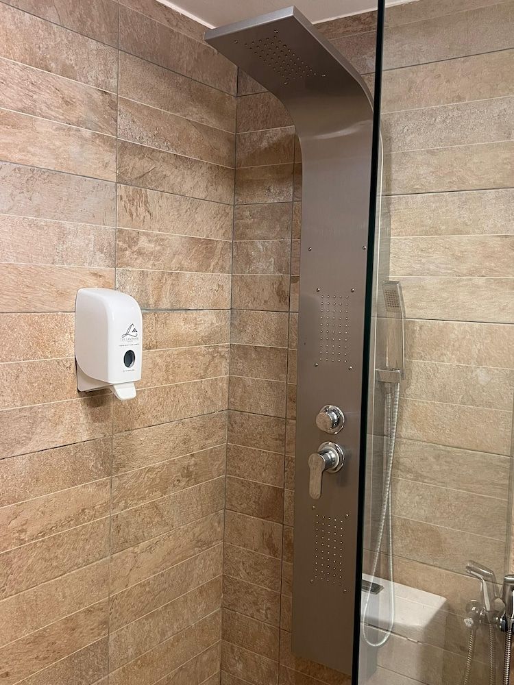 The Landmark Hotel Deluxe Twin Room 3