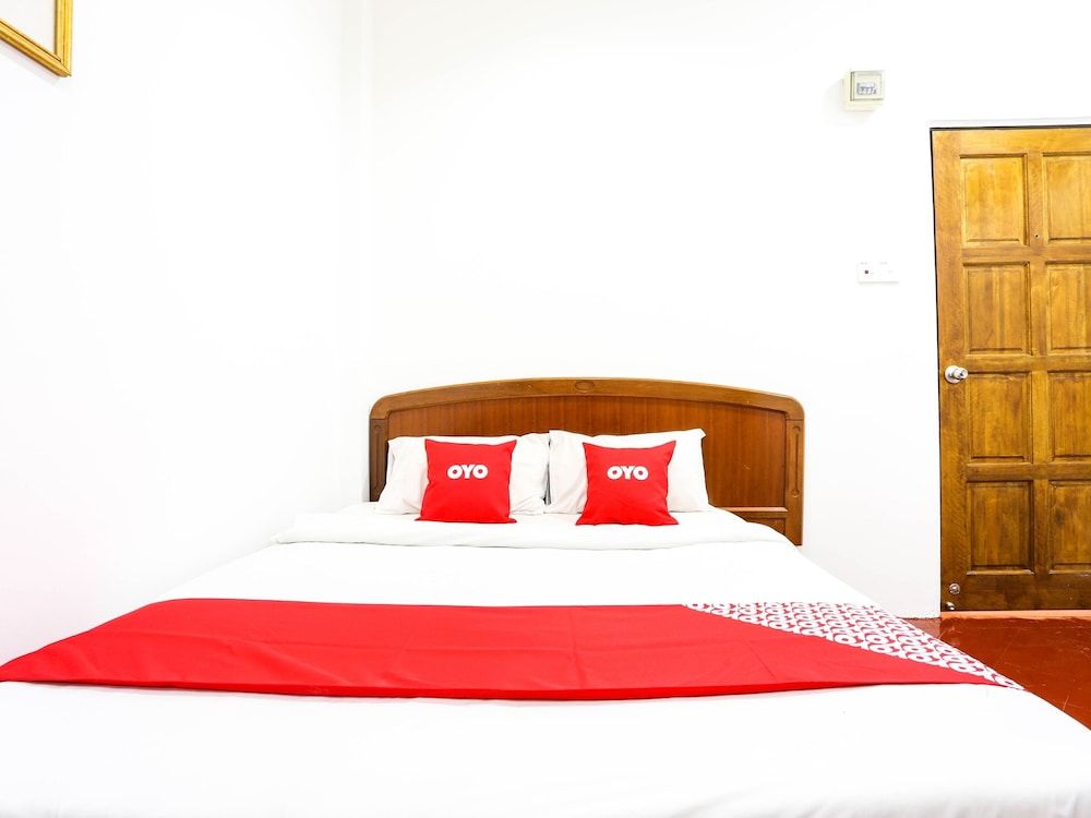 OYO 89562 Hotel Shalimar Standard Double Room, 1 Queen Bed 2