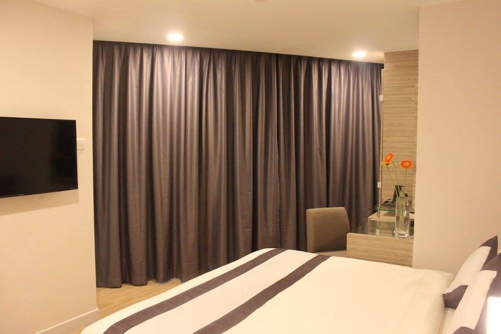 NU Hotel Superior Room 6