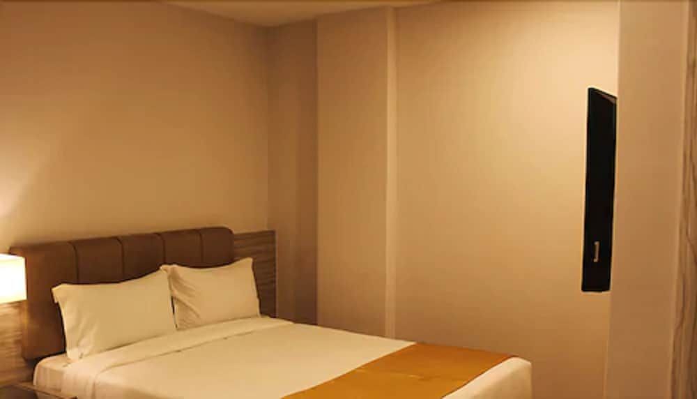 NU Hotel Superior Room 5