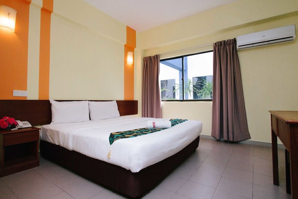 Sun Inns Hotel Sitiawan Deluxe Room, 1 Queen Bed, City View
