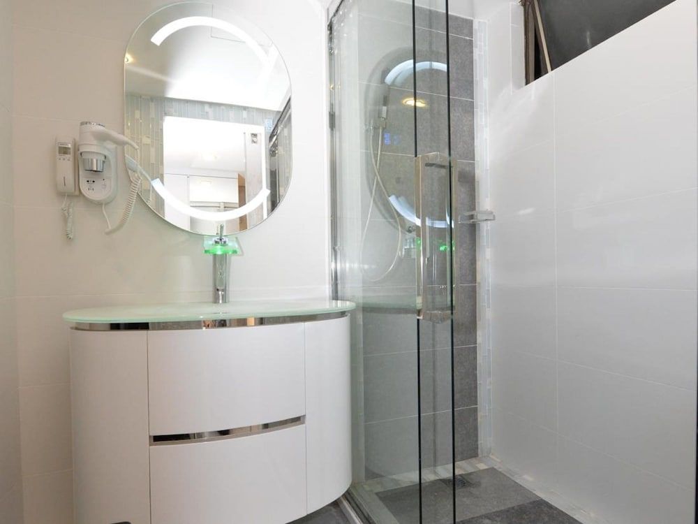 Unic Hotel Deluxe Room, 1 King Bed 7