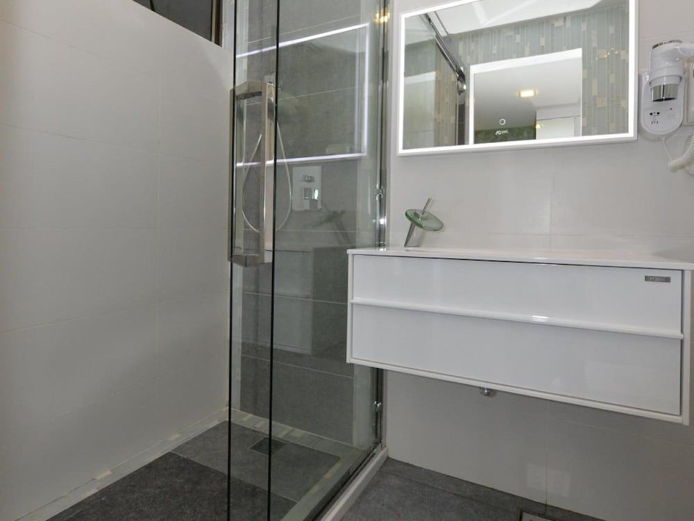 Unic Hotel Deluxe Room, 1 King Bed 9