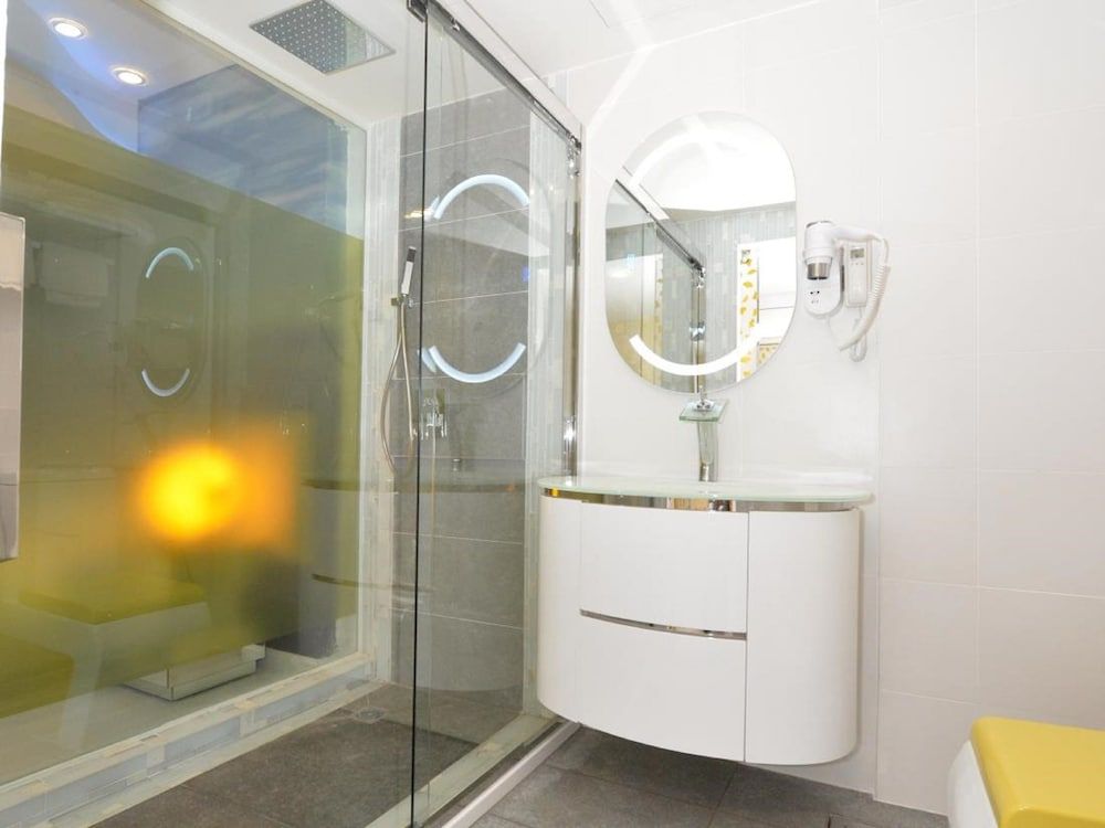 Unic Hotel Deluxe Room, 1 King Bed 8