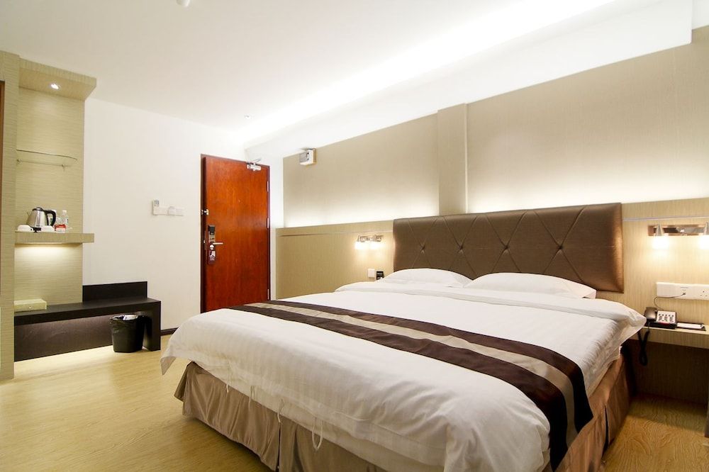 Kingsley Hotel Deluxe King 3