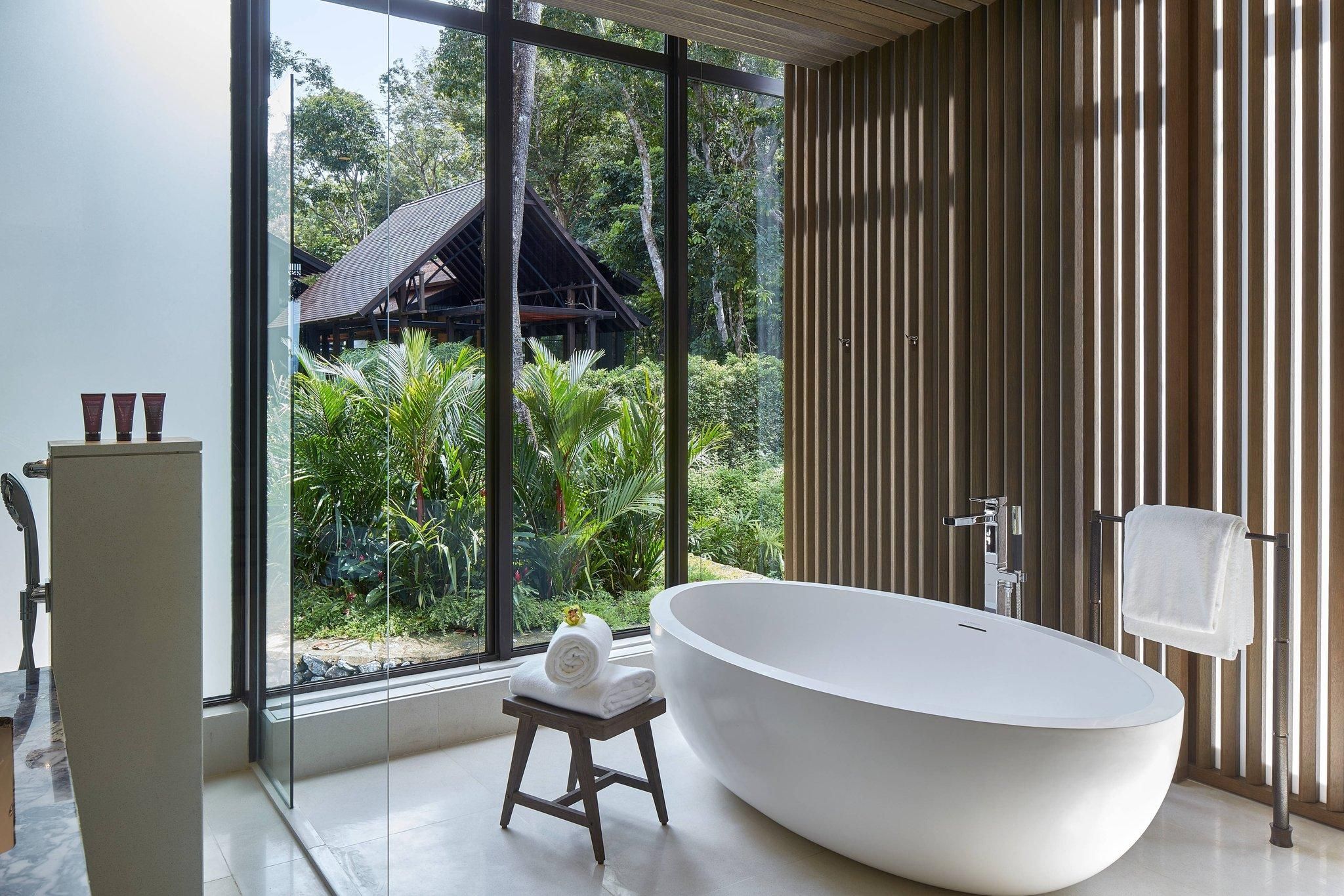 Junior Suite, 1 King, Rainforest view, Corner room, Balcony