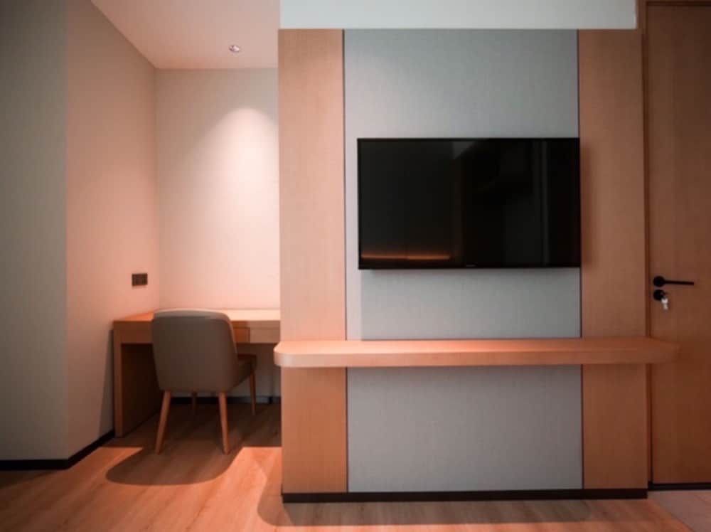 The Inn Bintulu Superior King Room 4