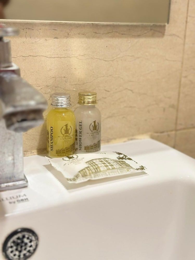 1 Million Hotel Queen Deluxe 4