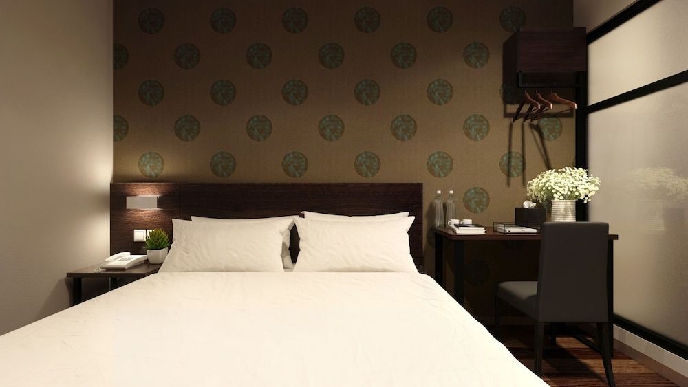 The Square Hotel Room, 1 Queen Bed, No Windows 3