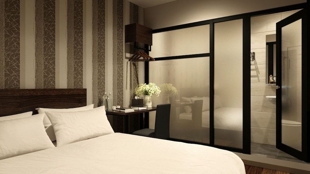 The Square Hotel Room, 1 Queen Bed, No Windows