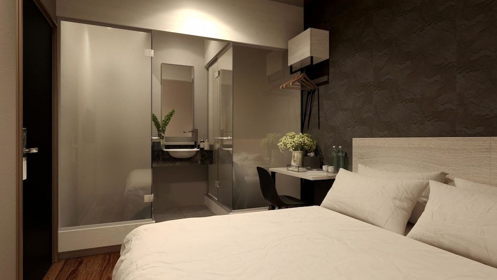 The Square Hotel Room, 1 Queen Bed, No Windows 2