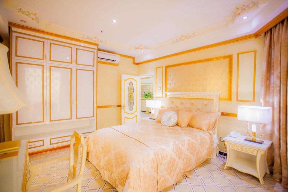 Lace Boutique Hotel Luxury Suite 3