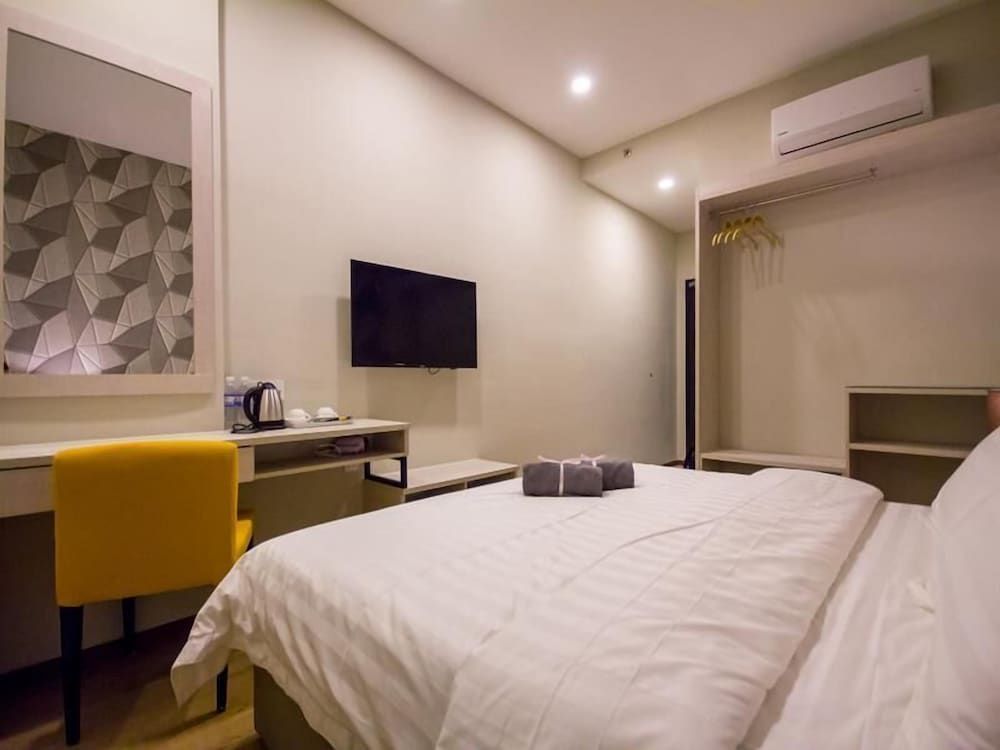 OMG Hotel Premium Deluxe Double Room, No Window 3