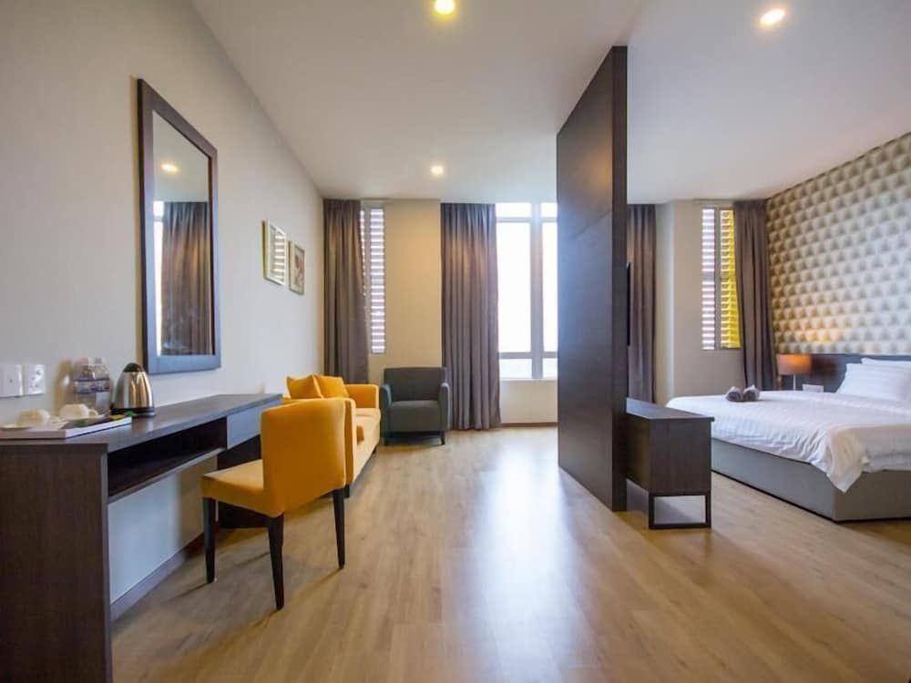 OMG Hotel Presidential Suite, Jetted Tub 4