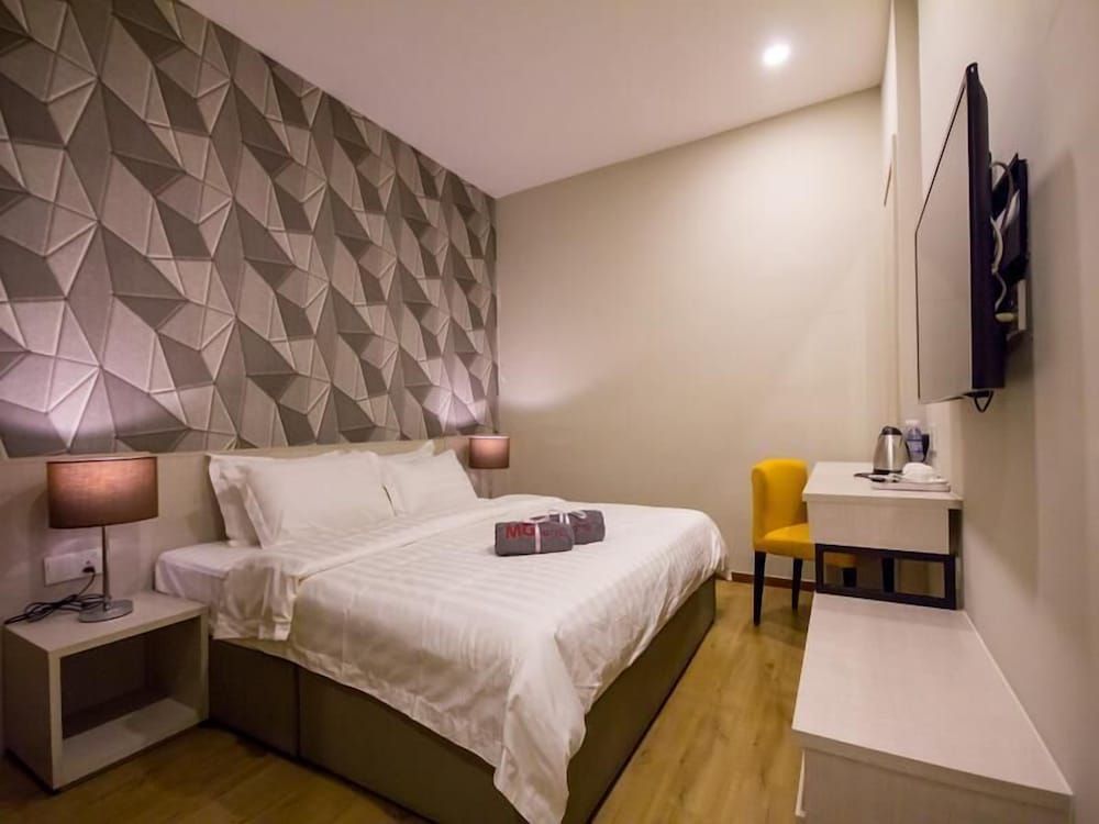 OMG Hotel Premium Deluxe Double Room, No Window 4