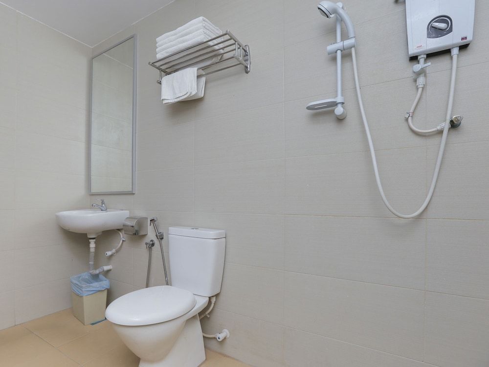 OYO 89915 East Mount Hotel Family Suite 4