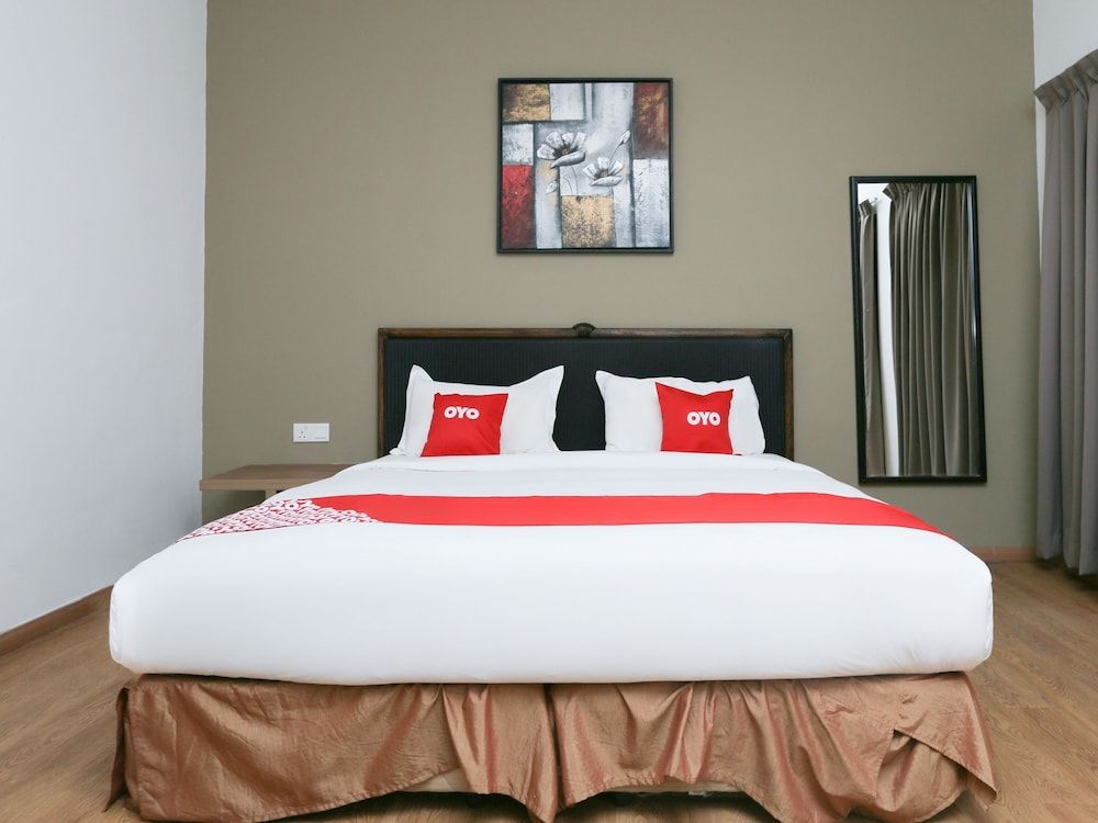 OYO 89915 East Mount Hotel Deluxe Double Room