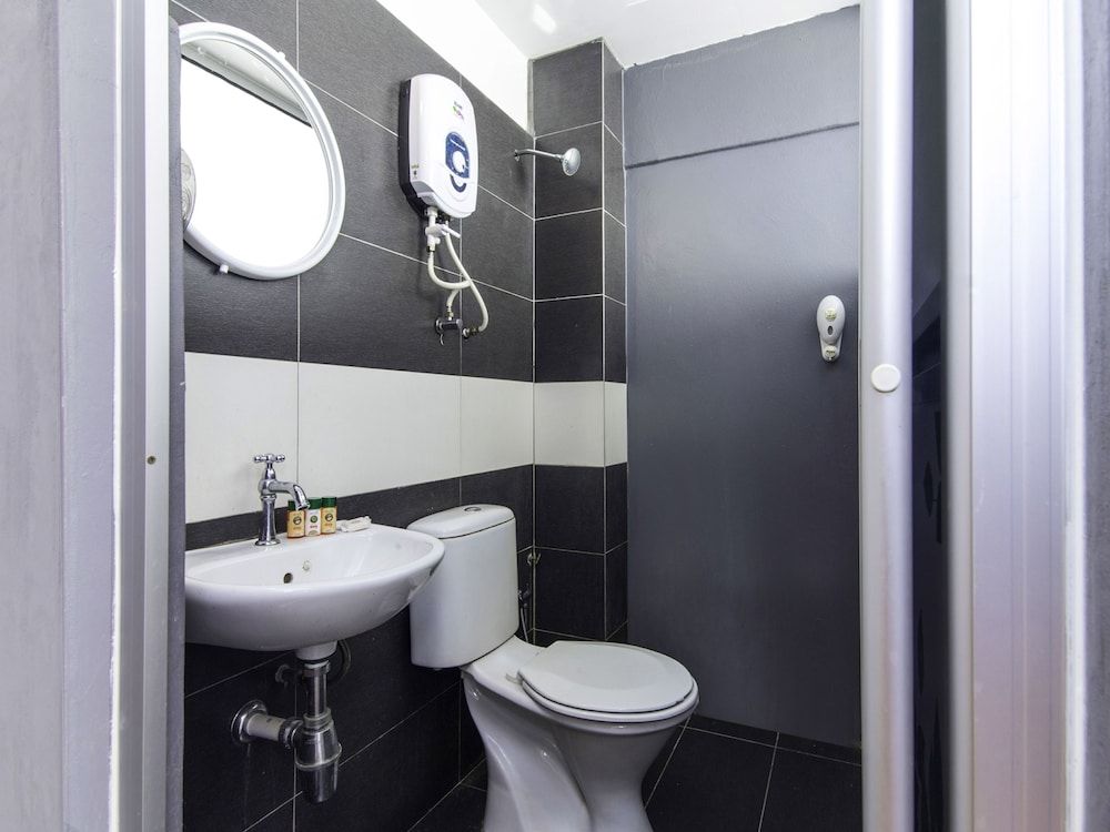 Super OYO 251 Intime Hotel Standard Double Room 4