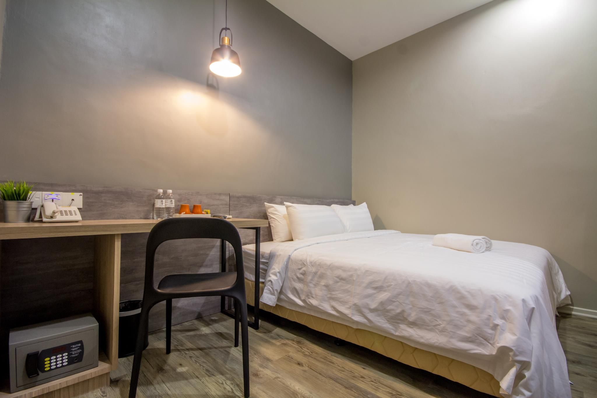 King Bed (No Window)