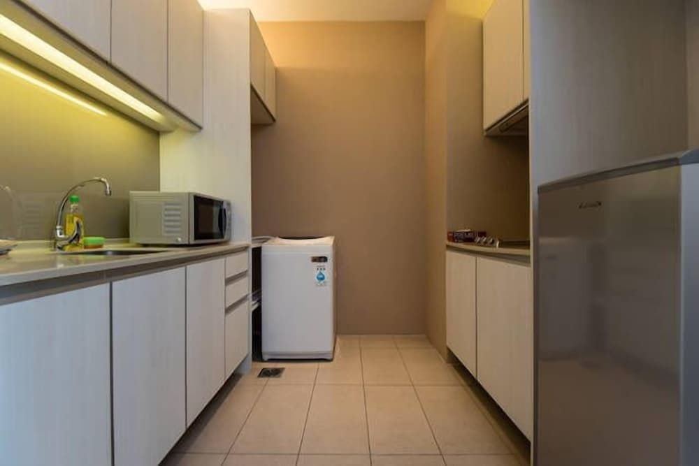 undefined The Manor Luxury Suites & Apartments 8