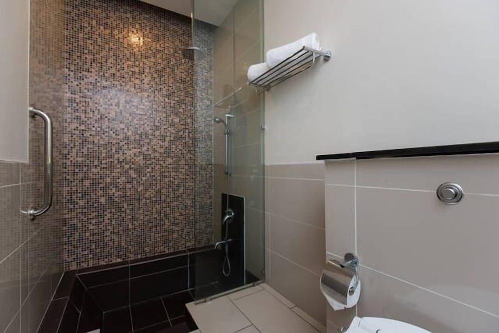 undefined The Manor Luxury Suites & Apartments 7