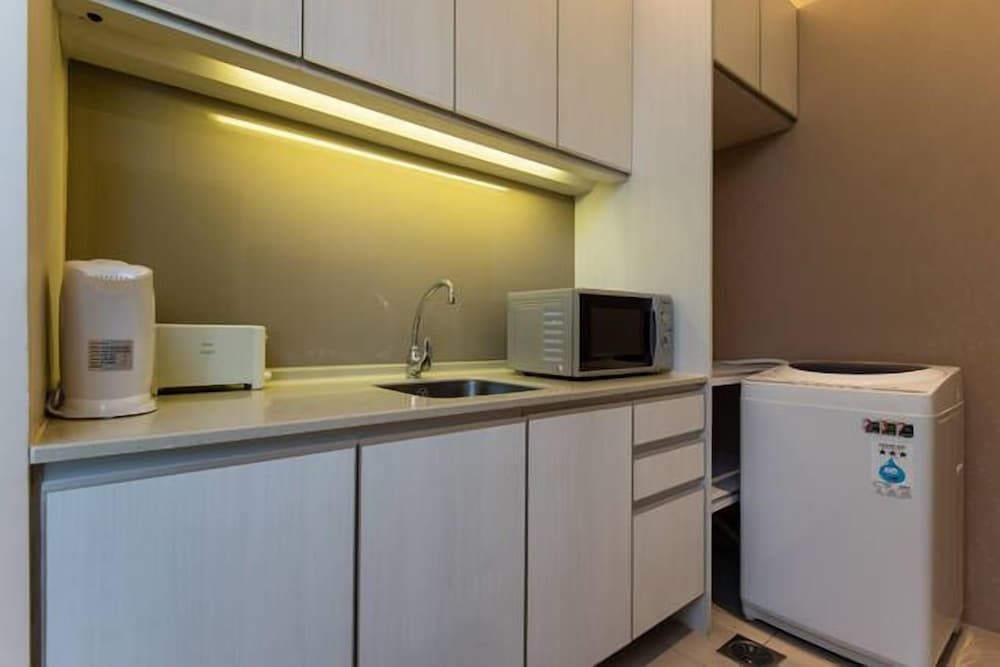 undefined The Manor Luxury Suites & Apartments 9