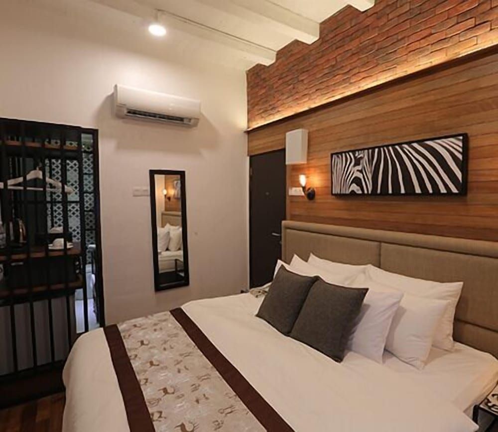 Reunion Heritage House Deluxe Room 8