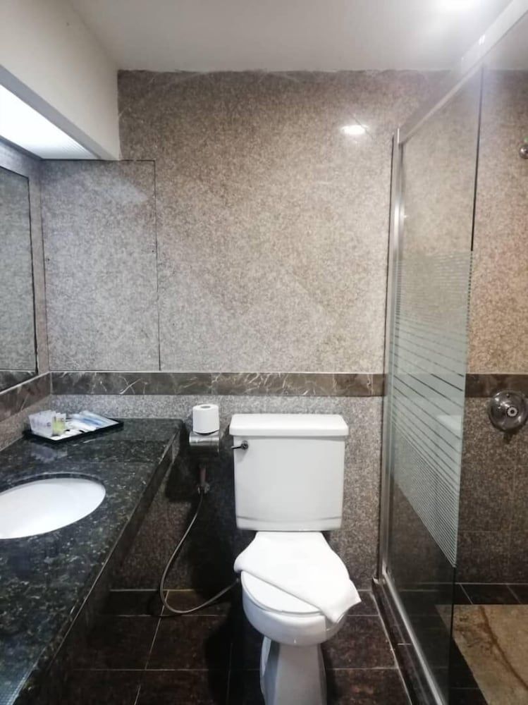 Kemena Plaza Hotel Family Room, Multiple Beds 3