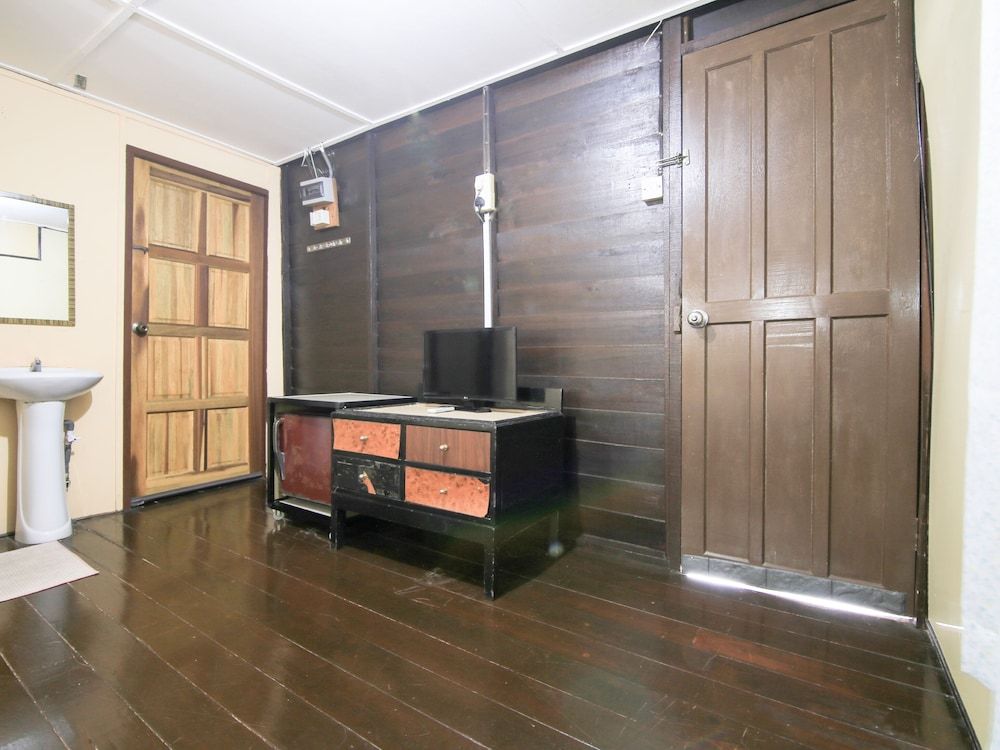 Ombak Inn Chalet Deluxe Double Room 3