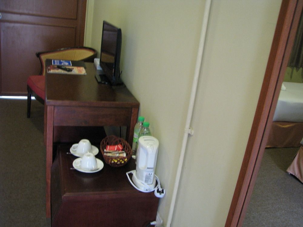 Mersing Merlin Inn Standard Room, 1 Queen Bed 4