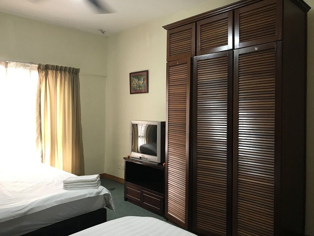 Superior Condo, 3 Bedrooms, Accessible, Pool View