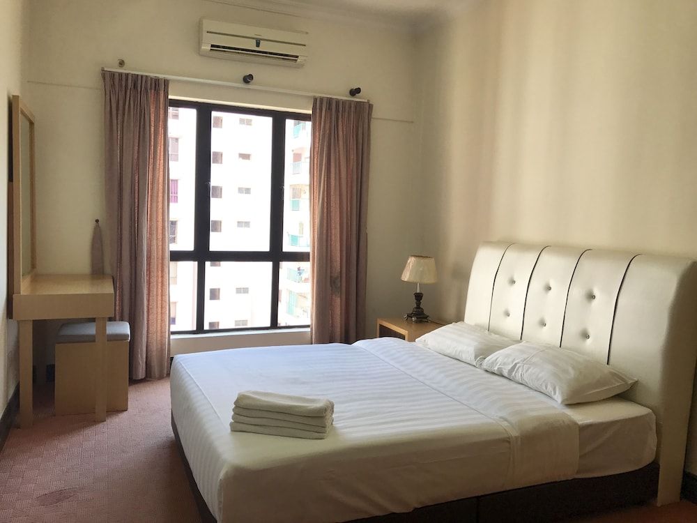 Deluxe Condo, 3 Bedrooms, Accessible, Pool View