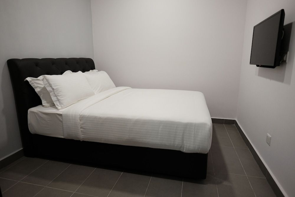 B Lot Hotel Deluxe Queen Room, No Windows 3