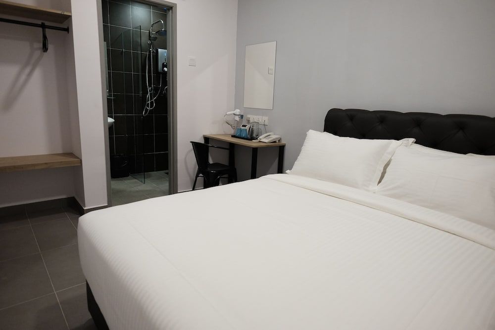 B Lot Hotel Deluxe Queen Room, No Windows 2