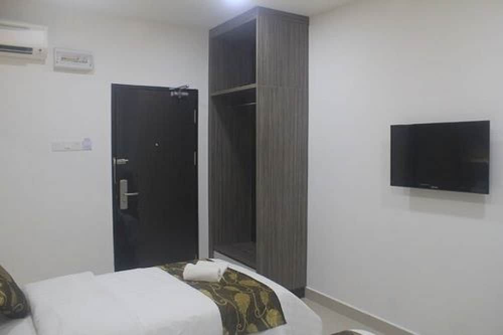 D'Metro Hotel Family Room, Multiple Beds, No Windows 3