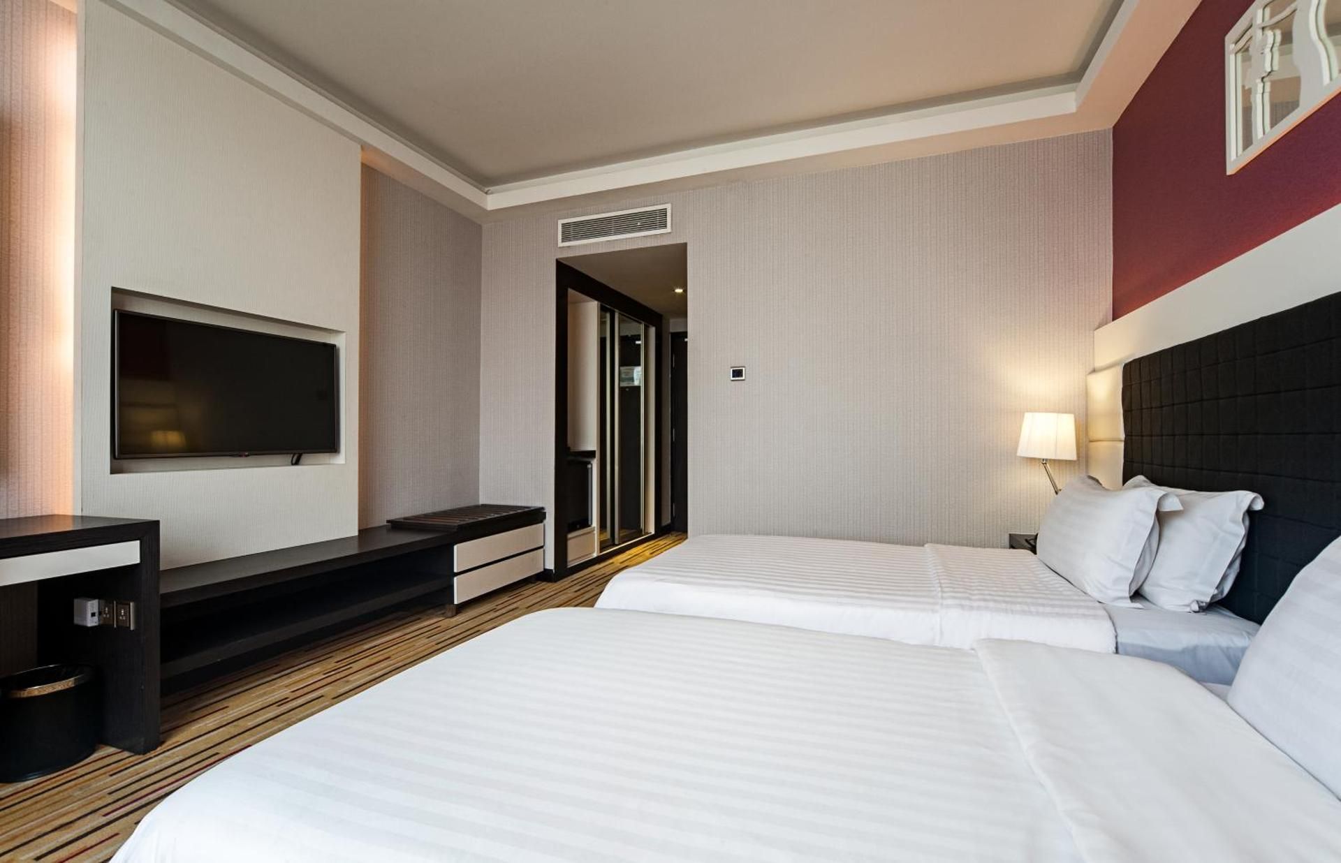 Superior Club Room