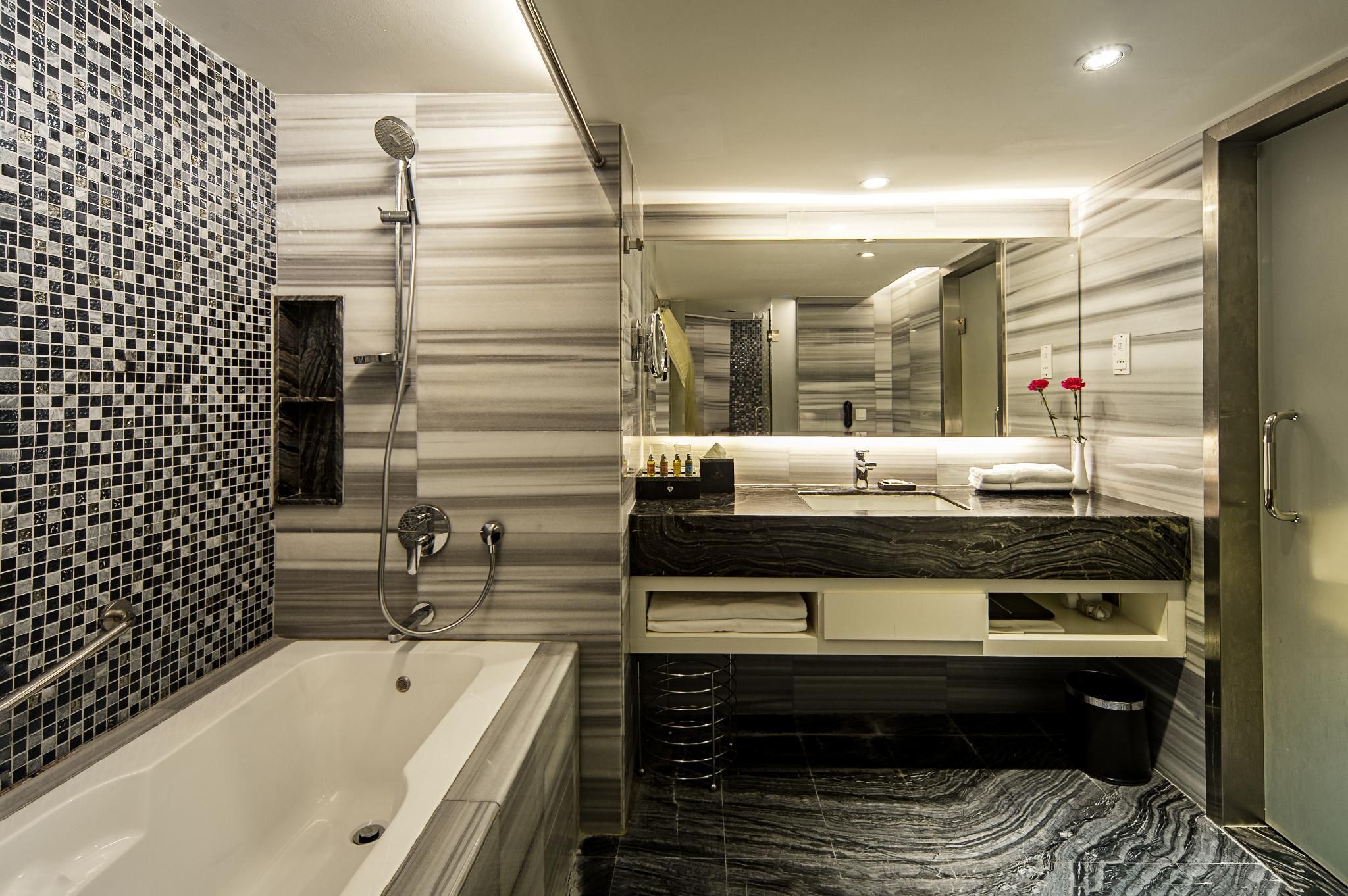 Promenade Superior Suite